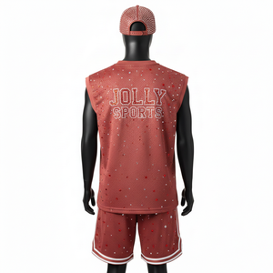 Ensemble short de basketball pour homme, respirant, en maille polyester 180 GSM, design à panneaux rouges, strass thermocollés, logo personnalisé. - Product Image 2