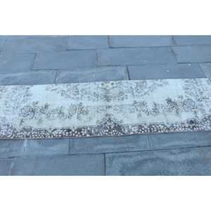 Alfombra Turca Vintage, Alfombra de Pasillo de 1.8x7 pies, Alfombra Blanca con Puntos Grises - Product Image 4