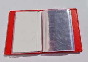 Tarjetero rojo de cuero genuino con fundas de plástico en el interior - Product Image 4