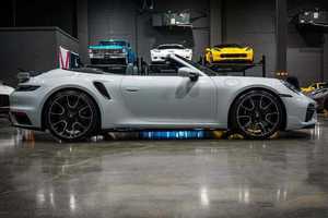 Porsche 911 Turbo S Cabriolet AWD 2024 Blanco Brillante Usado con Llantas de Aleación, Asientos de Cuero, Sistema de Navegación, Arranque Remoto, Volante a la Izquierda, Interior Oscuro - Product Image 3