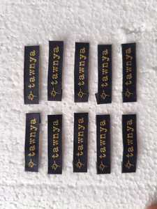 Étiquettes de soin personnalisées en forme de rouleau de drapeau tissé pour les créateurs de robes et les fabricants de vêtements Promotions de revente avec des tailles personnalisées - Product Image 6