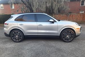 Cayenne Turbo V6 AWD 2024 d'occasion, conduite à gauche, sièges en cuir, pneus R21, pack Premium Plus, toit ouvrant panoramique - Product Image 2