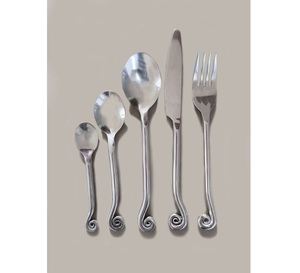 Ensemble de couverts en argent mat de style antique, couverts en acier inoxydable durables pour la décoration de table de café et le service client en provenance d'Inde - Product Image 1