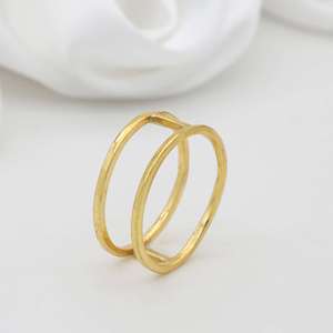 Venta al por mayor de anillos de boda de metal de latón de moda diseño de alambre doble con chapado en oro para reuniones sociales joyería de moda ODM personalizada - Product Image 3