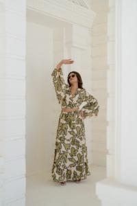 Robe Midi Bohème à Manches 3/4 en Onyx Doré à Motifs Floraux, Robe de Soirée d'Été Raffinée et Féminine, Taille Naturelle, Écologique - Product Image 2