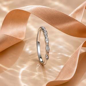 Bague de mariage Jeulia personnalisée, simple, torsadée, pavée, demi-éternité, plaquée or 18 carats - Product Image 5