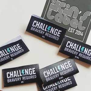 100 étiquette tissée de vêtements de marque personnalisée de haute qualité 2x5cm pli d'extrémité/pli central étiquette de tissu de vêtement Logo estampage à chaud - Product Image 6