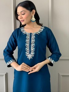 En stock – Nouveauté 2026 : Magnifique ensemble haut et bas en soie Georgette, couleur vive, longueur genou, brodé, infroissable, avec dupatta - Product Image 3