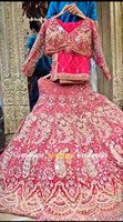 Magnifique Lehenga Choli évasé pour fêtes d'hiver, orné de sequins, avec couches de cancan en toile, fausse fourrure et matériaux recyclés, résistant à l'humidité