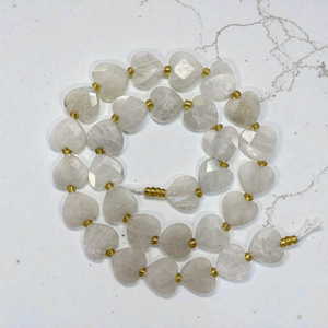 Perles de pierres précieuses en pierre de lune blanche naturelle facettées en forme de cœur pour la fabrication de colliers de bijoux bohèmes DIY - Product Image 1