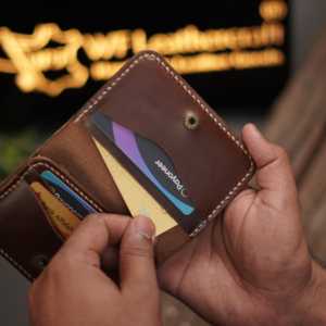 ไม่ใช่. กระเป๋าสตางค์แบบพับสองตอน 69 V2 สีน้ำตาลแบบดึงขึ้น - Product Image 1