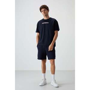 เสื้อยืดโอเวอร์ไซส์สีน้ำเงินกรมท่าสำหรับผู้ชาย Air Jones ผิวสัมผัสหนาพิเศษพร้อมลายพิมพ์ ผลิตจากผ้าฝ้ายผสม 80% สไตล์ลำลอง - Product Image 3