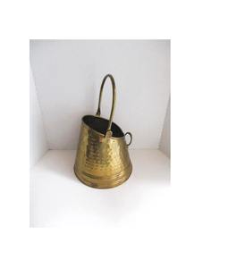 Cubo de carbón de metal de latón con calidad de reliquia y forma artesanal perfecta para una elegante decoración y almacenamiento junto a la chimenea - Product Image 5