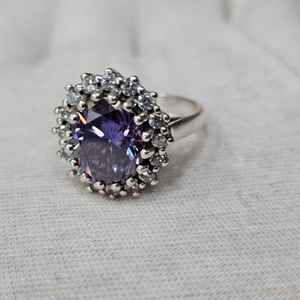 แหวนหมั้นสั่งทำพิเศษ ตัวเรือนเงินแท้ 925 ชุบทองคำขาว ประดับเพชรโมอิสซาไนต์สีม่วงทรงรี คุณภาพ VVSD แท้ ได้รับการรับรองจาก GRA แบบฝังขา - Product Image 6