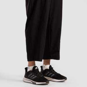Pantalones Negros Tipo Barrel para Ropa Deportiva de Alto Rendimiento - Product Image 5