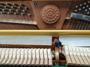 Piano droit d'occasion Kawai BS30S d'origine japonaise avec un son magnifique et un aspect élégant - Product Image 6