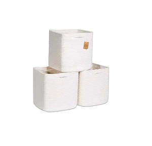 Panier de rangement en macramé de couleur naturelle avec un beau design noué qui ajoute de l'élégance et de la texture aux écrans intérieurs - Product Image 6