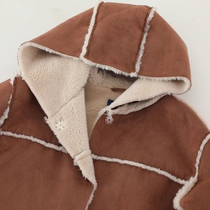 Chaqueta universitaria de piel de oveja auténtica acolchada para mujer con mangas largas teñidas transpirables al por mayor para invierno - Product Image 3