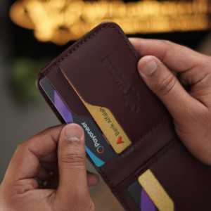 กระเป๋าสตางค์แบบพับสองตอน รุ่น No.55 Slim Classic แบบเย็บเต็มใบ สีเบอร์กันดี ทำจากหนังฟูลเกรนเวจแทน - Product Image 6