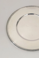 Assiette de présentation en métal avec bordure perlée plaquée argent poli pour la maison et le mariage Vaisselle et assiettes