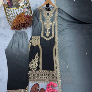 Collection de vêtements indiens et pakistanais Costumes de fête et de fête exclusivement disponibles en grande quantité pour l'exportation depuis l'Inde - Product Image 3