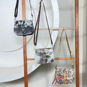 Sac à bandoulière mini en cuir de vache véritable en gros, sac à main élégant en cuir de vache à poils, sac à bandoulière bohème pour femmes, sac à main multi-usages - Product Image 1