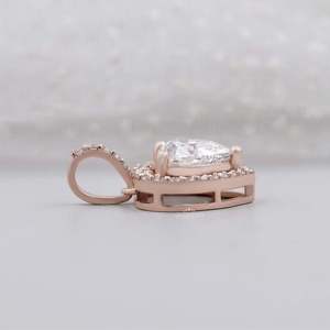 Colgante de Diamantes con Halo de Oro Rosa en Forma de Corazón Romántico, Certificado por IGI, Joyería de Lujo - Product Image 5