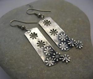 Boucles d'oreilles créoles en métal cuivré avec surface texturée conçues pour un usage polyvalent avec des tenues décontractées ou habillées - Product Image 4