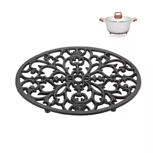 El clásico salvamanteles de metal blanco presenta un diseño cuadrado tallado a mano, perfecto para platos calientes y ollas en cualquier hogar o cocina moderna - Product Image 4