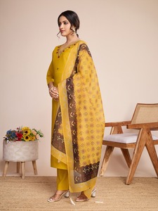 Kurta de algodón con estampado de flores impresionante con pantalón y Chunari recién llegado Kurta para ropa de fiesta Kurta al por mayor para aniversario - Product Image 4