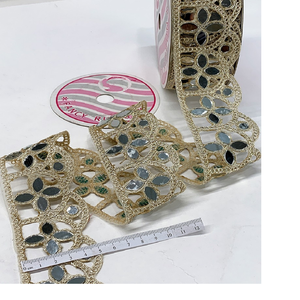 Fait sur mesure en miroir avec des lacets brodés à la machine en forme de rond et triangle de différents modèles et couleurs pour robes de mariée - Product Image 2