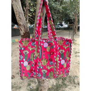 Bolsa de Mano Grande Reversible de Terciopelo y Algodón Acolchado Estilo Boho, Ecológica, Sostenible y Resistente para Compras, Playa y Fines de Semana, Color Ocre - Product Image 1