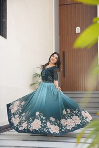 Vente en ligne saison d'été porter une belle fausse floraison avec des perles brodées robe légère/Kurti tenue décontractée utilisation régulière - Product Image 3