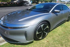 Lucid Air Touring 2023, quatre moteurs, transmission intégrale, autonomie de 384 miles, toit en verre, éclairage gauche, R19 Cosmos Silver, boîte de vitesses automatique - Product Image 6