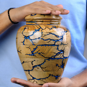 Urne funéraire personnalisée en bois, souvenir commémoratif de conception de gravure fractale artisanale pour cendres d'adultes - Product Image 6