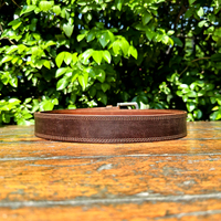 Cinturón Casual de Cuero de Búfalo Perforado Estilo Vintage Resistente con Hebilla Cuadrada de 40 mm en Latón Macizo con Acabado en Color Gris Metálico, Unisex