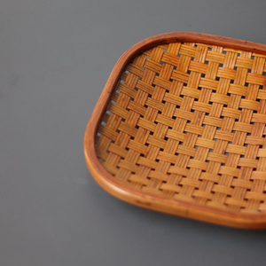 Plateau de service carré en bambou tissé à la main / Plateau décoratif tissé pour fruits, collations et décoration rustique de la maison - Product Image 3