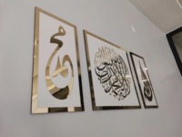 Décoration murale élégante en métal au design géométrique avec des éléments faits à la main, parfaite pour la décoration de la maison élégante