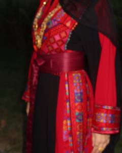 Elegante Top Largo de Satén Vintage con Bordado Palestino de Lujo, Estilo Modesto para Fiesta de Noche con Detalles Culturales Hechos a Mano - Product Image 4