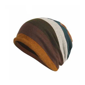 Bonnets en tricot doux conçus pour la chaleur, le confort et un style de vie décontracté en plein air par temps froid, en vente - Product Image 1