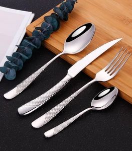 Ensemble de couverts en métal avec différentes textures conçues pour une esthétique raffinée des repas, des maisons, des hôtels, des restaurants, des environnements luxueux - Product Image 1