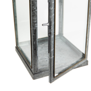 Lanternes décoratives modernes en métal et verre faites à la main pour l'extérieur, lanternes en fer naturel galvanisé avec motif fini - Product Image 6