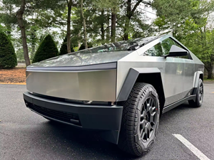 Neat Used 2024 Tessla Cybertrucks Foundation Series 600-hp Dual-Motor AWD, Exosquelette en acier inoxydable, Limited Edition 200 Mi - Product Image 4