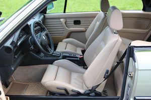 BMW 325i Cabriolet d'occasion de 1990 en excellent état, prêt à être expédié - Product Image 2