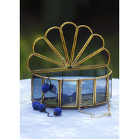 Boîte à bijoux en verre moderne au design actuel, cadre en métal doré, boîte de présentation rectangulaire, taille et capacité personnalisables, haute qualité