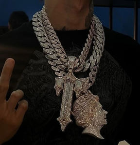 Pendentif Chrétien Personnalisé en Argent Massif Plaqué Rhodium, avec Sceptre de la Reine, Épée et Croix, Moissanite VVS qui passe le test du diamant - Product Image 4