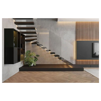 Escalier flottant moderne en bois massif avec poutre en acier dissimulée dans le mur et rampe en verre pour appartement