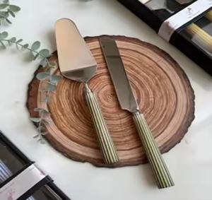 Juego de cuchillos y servidores de latón para pasteles Ideal para bodas, fiestas y eventos - Product Image 3