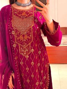 Mejore su armario con este recién lanzado conjunto de pantalón Kurti con hermoso hilo de lentejuelas de 5mm y trabajo de bordado Zari - Product Image 4