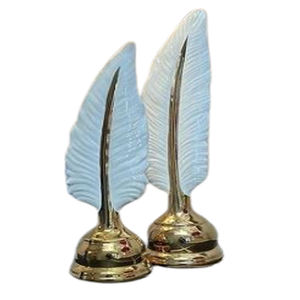 Juego de 2 esculturas con diseño de forma de hoja, esculturas modernas decorativas para el hogar chapadas en oro de Metal de latón de lujo de la India - Product Image 1
